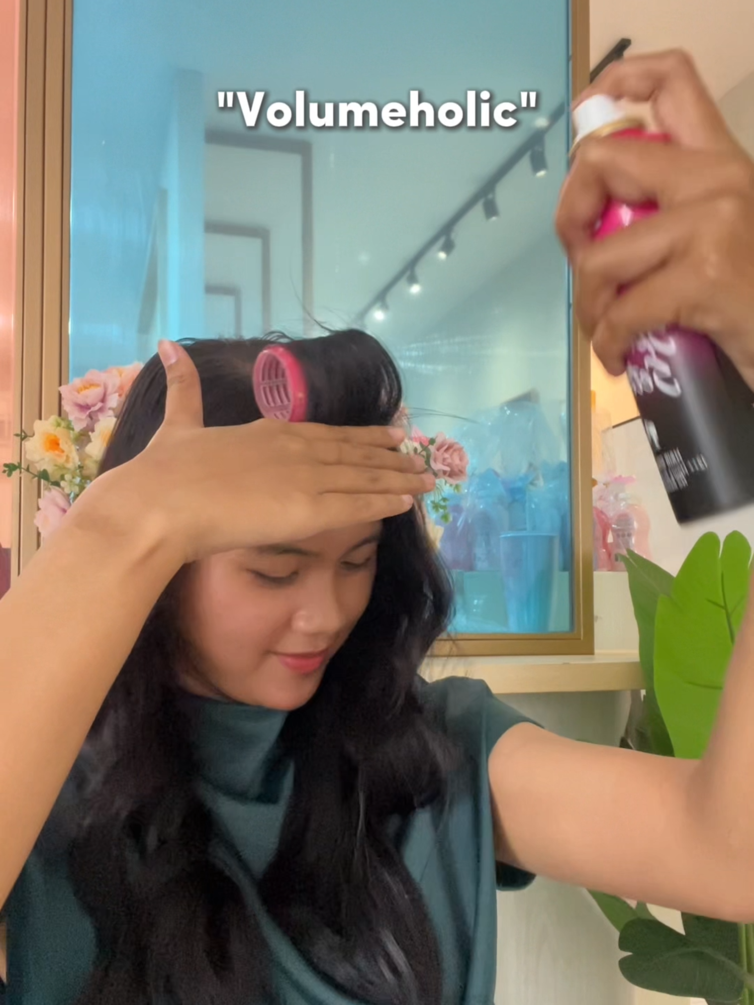 obses dengan rambut bervolume dan pastinya di hold pakai hairspray pink ini!👀😍 #wonderlux #wonderluxofficial #rambutawetseharian #wonderluxhairspray #stylinghacks #stylingrambutawet #fyp