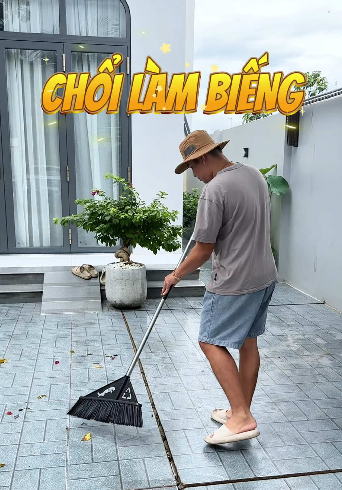 Chổi làm biếng này giúp mình quét sân đỡ đau lưng. Nhân thấy xài chổi này quét sân nhẹ nhàng đỡ cực #nhantayhome #tumuadoreview #dogiadung #nhadep 