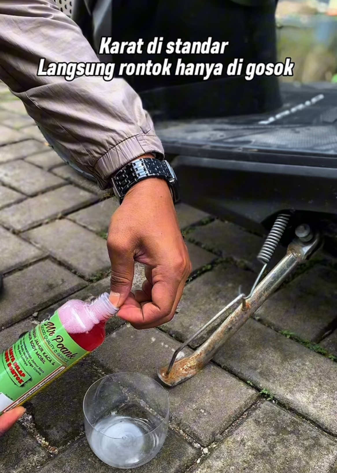 Pembersih jamur kaca serbaguna hnaya di gosok karat langsung rontok👆#mrpoank #creatorsearchinsights #pembersihjamurkacabodymobil #pembersihjamurkaca #promo 