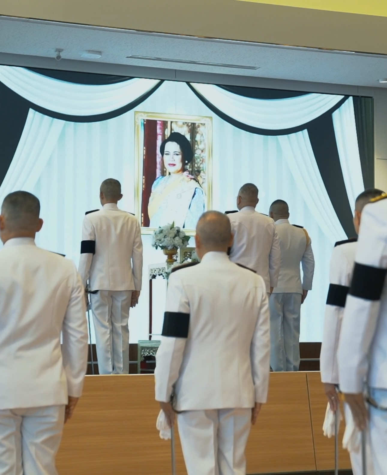 ตำรวจสอบสวนกลาง (CIB) จัดพิธีแสดงความอาลัยถวายแด่  สมเด็จพระนางเจ้าสิริกิติ์ พระบรมราชินีนาถ พระบรมราชชนนีพันปีหลวง ณ สโมสรตำรวจสอบสวนกลาง ชั้น 29 อาคารพิทักษ์สันติ . ตำรวจสอบสวนกลาง (CIB) มืออาชีพ เป็นกลาง เคียงข้างประชาชน . #ถวายความอาลัย #พระพันปีหลวง #น้อมรำลึก #ตำรวจสอบสวนกลาง #CIB