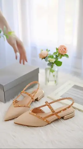 “Dipakai ke kampus bisa, nongkrong juga bisa , cantik banget pasti auto dilirik 😍💕”#FlatShoesCantik #SandalCeweKekinian #OOTDCantik #sepatucewe 