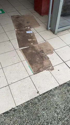 Trenul e modern, chiar wow. Dar intrarea în gară are pe jos… cartoane, în loc de covor. Așa arată respectul pentru călători: luciu pe trenuri, rușine la intrare. Investițiile nu țin loc de grijă. #HoriaConstantinescu #eTrezirea #RomaniaReala #GaraConstanta #RespectPentruCalatori