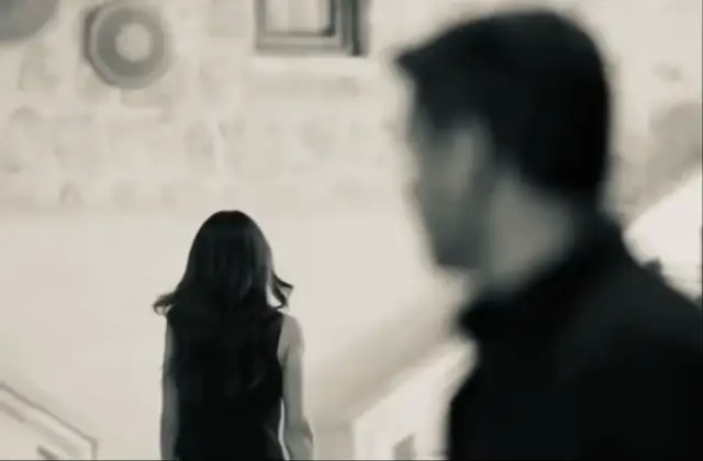 والله إني حاولت أتمسك فيك رغم وجعي رغم كل شي يضايقني منك كنت أقول يمكن تتغير يمكن تحس يمكن يوم تفهم قد إيش أنا أحبك بس للأسف كنت أحارب لحالي كنت أطيح وأقوم على أمل بسيط منك ما جا حاولت أغطي أخطاك بابتسامتي حاولت أبرر أفعالك لنفسي حاولت أقول يمكن ما يقصد يمكن تعبه خلاه ينسى وجودي بس مع الوقت صرت أوجع نفسي كل يوم وأنا ساكت والله افعالك واسلوبك وتصرفاتك معي اجبرتني أبتعد اجبرتني أسوي اللي ما أبيه والله ما تركتك ضعف ولا ملل تركتك وجع وكرامة لأن القلب اللي يحب ما يقدر يعيش بالإهمال أنا ما كنت أبيك تمسك يدي كنت أبيك تمسك قلبي من الانكسار كنت أبيك تحس إني أتوجع كل مرة تسكت كل مرة تتركني أشرح لنفسي سبب غيابك كنت أبيك تكون الأمان صرت الخوف صرت السبب اللي يخليني أسهر وأفكر ليه الحب يوصل لهالنقطة ليه بعد كل هذا تصير غريب وأنا اللي كنت أشوفك الدنيا كلها والله إني أحبك للحين ومالي في قلبي غيرك والله إن خاطري فيك مثل أول بس خلاص ما عاد فيني قوة أحارب أكثر ما عاد أقدر أعيش على أمل كاذب ولا على مشاعر ناقصة سويت اللي أقدر عليه سويت المستحيل عشناك بس أنت كنت تسوي المستحيل عشاني أبتعد وكل مرة أقول يمكن هالمرة تكون الأخيرة بس دايم أرجع لأن قلبي ضعيف قدامك واليوم خلاص تعلمت إن الحب مو كل شي تعلمت إن اللي يحب لازم يلقى قدامه إحساس يشبهه مو وجع يذبحه كل يوم والله ما كنت أبي أوصل لهالنهاية بس أنت وصلتني لها بخطواتك الباردة بنظراتك اللي ما فيها ود والله كنت أتمنى نبقى بس القدر كتب الفراق وكتب إنك تكون وجعي الجميل اللي علّمني إن مو كل حب ينتهي مثل ما حلمنا فيه