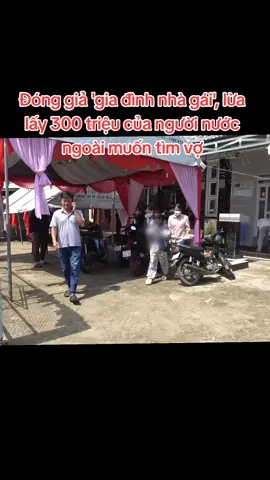 Công an tỉnh Đồng Tháp đã bắt 5 người vì có hành vi lừa đảo chiếm đoạt tài sản, dưới hình thức môi giới kết hôn giả với người nước ngoài, chiếm đoạt 300 triệu đồng. Đáng chú ý, nhóm này đã đóng giả cả 'gia đình nhà gái' để lừa đảo.