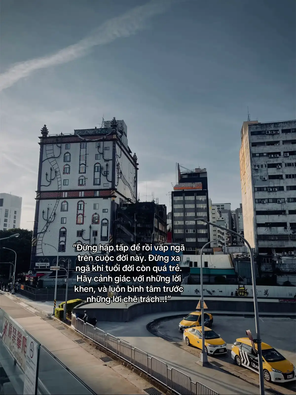 “Đừng hấp tấp để rồi vấp ngã trên cuộc đời này. Đừng xa ngã khi tuổi đời còn quá trẻ. Hãy cảnh giác với những lời khen, và luôn bình tâm trước những lời chê trách..!”#xh #tâmtrạng 