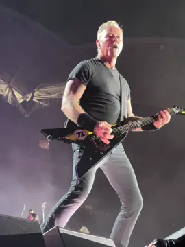 Metallica in Adelaide, what a dream come true 🙌🏼 Is this real life? 🤘🏼Well worth lining up & standing in the sun for what seemed like an eternity to get this close 🔥 #metallica #hetfield #adelaide 