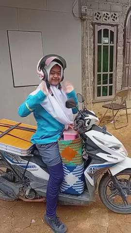 pertama kali bawa meja jualan ke sekolah