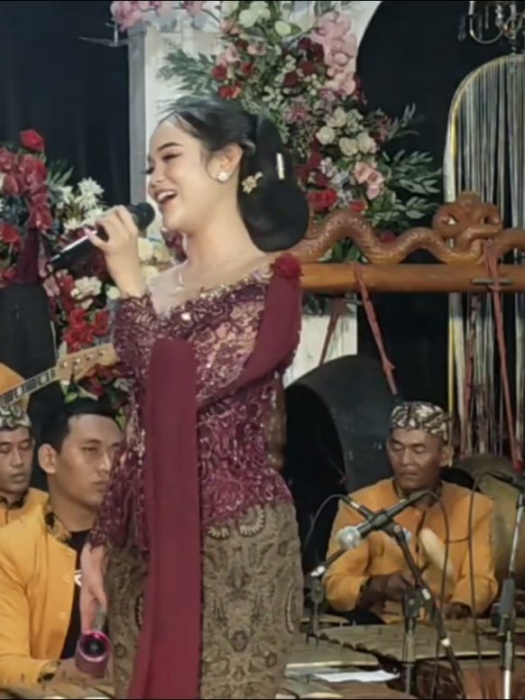 luweh becik loro Untu dari pada sakit cinta atau sakit rindu😁#kikikharisma #sinden #sindenjawa #sindencantik #puribudaya 