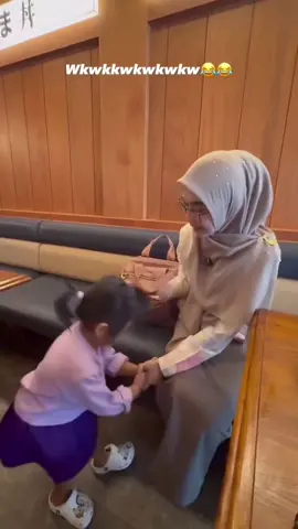 Panggil bunda ulll bundaaa biar ibumu seneng🤣🤣🫢 #moana #cutraifaaramoana #riaricis #fyp #viral 