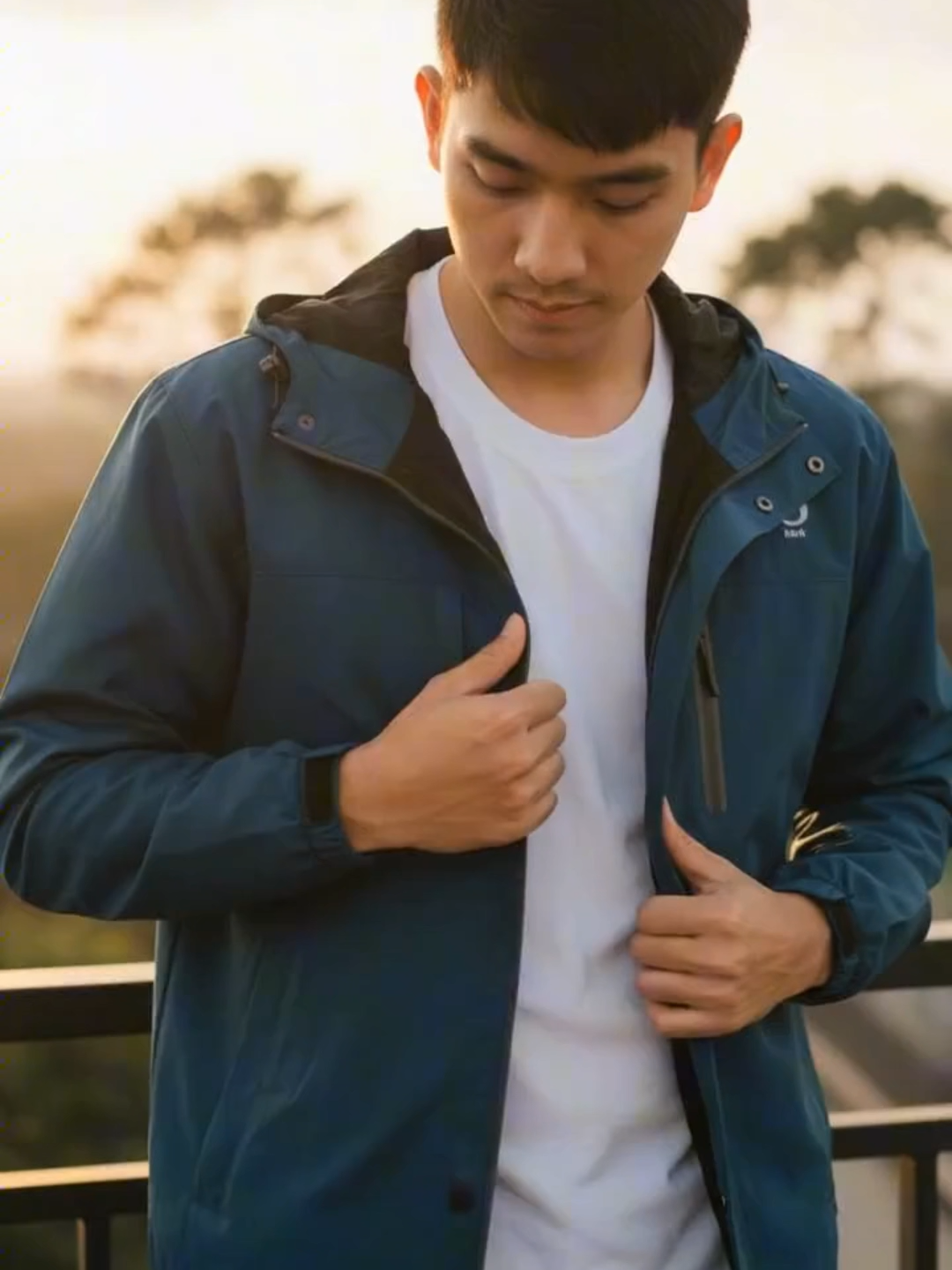 Lagi hujan tapi harus tetep mobile? Nih jaketnya! Kadang cuaca nggak bisa ditebak, bisa panas pagi, hujan sore. Elbrusr windbreaker punya bahan parasut waterproof ringan, jadi bisa lo lipat dan bawa kemana aja. Multifungsi buat jalan, kerja, atau touring. Klik keranjang kuning, siapin satu buat di tas lo sekarang! #windbreakerpria #jaketoutdoor #jaketkeren #jaketparasut #jaketpriadistro