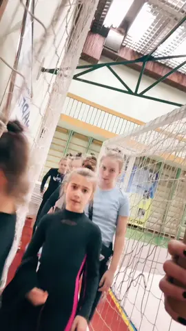 Дети там остывают, потом сложно размяться #художественнаягимнастика #харьков #тренер #gymnastics 