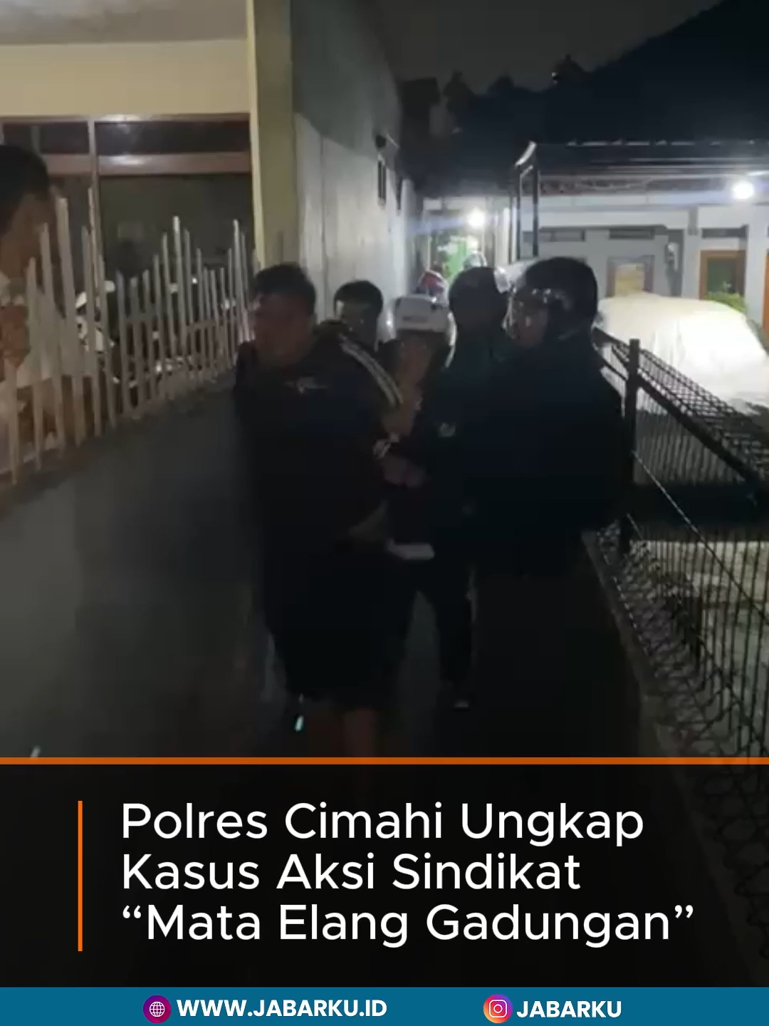 Aksi sindikat pencuri sepeda motor dengan modus pura-pura menjadi penagih utang alias “mata elang” (matel) terbongkar. Lima pelaku yang beroperasi di wilayah Kota Cimahi dan Kabupaten Bandung Barat (KBB), berhasil dibekuk anggota Polres Cimahi. Kelima pelaku masing-masing bernama Irvan Desmantia (31), Ibnu Setiadi (40), Davin Manopo (42), Puja Permana (38), dan Frezza Poncoario (34). Dari tangan para tersangka, polisi menyita 14 unit sepeda motor hasil rampasan serta satu mobil yang digunakan untuk mencegat korban di jalan. Kapolres Cimahi AKBP Niko Nurallah Adi Putra mengatakan, para pelaku berpura-pura menjadi karyawan lembaga pembiayaan kendaraan seperti BAF, FIF, Adira Finance, dan sejumlah perusahaan leasing lainnya. Mereka mencegat pengendara secara acak di jalan raya dan menanyakan soal tunggakan cicilan motor. “Mereka mengaku sebagai karyawan leasing, lengkap dengan atribut, lalu menanyakan apakah korban masih punya tunggakan. Setelah korban percaya, pelaku meminta ikut ke kantor pembiayaan. Begitu sampai, motor korban langsung dibawa kabur,” ujar Niko, Kamis 6 November 2025. Atas perbuatannya, para pelaku dijerat Pasal 372 dan 378 KUHP tentang penggelapan dan penipuan, dengan ancaman hukuman maksimal empat tahun penjara. #jabarku #polrescimahi #jawabarat