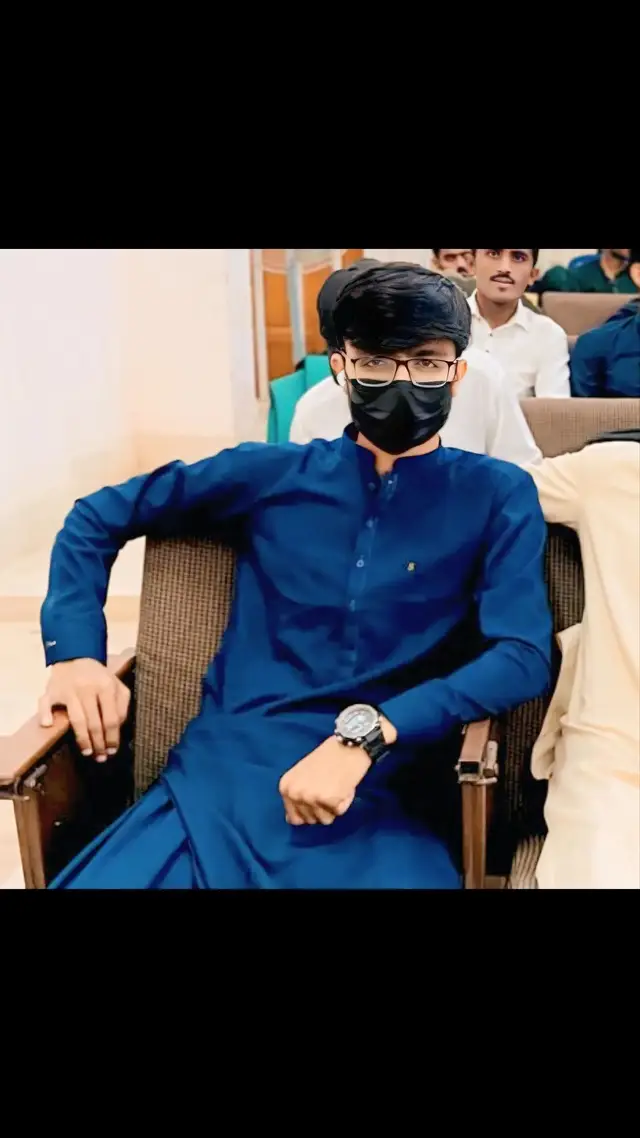 هن دنيا ۾ سڀ ڪو پنهنجو مقصد پورو ڪري بدلجي وڃي ٿو،ڪو محبت جي نالي تي اچي، احساسن سان کيڏي وڃي ٿو،ڪو دوستيءَ جي نقاب ۾ اچي، دل جي خلوص کي آزمائي وڃي ٿو. زندگيءَ جو عجيب رواج بڻجي ويو آهي جڏهن تائين مفاد، ضرورت يا مقصد هوندو آهي،ته ماڻهو تنهنجي چوڌاري گهمندا رهن ٿا،پر جيئن ئي مقصد پورو ٿئي ٿو،ھو پنهنجو چهرو، پنهنجو رنگ، ۽ پنهنجو رويو بدلائي ڇڏين ٿا. ڪڏهن ڪڏهن لڳي ٿو ته دنيا جو سڀ کان وڏو سبق اهو آهي ته ڪنهن کان به اميد نه رکجي، ڇاڪاڻ⁠ته اميدون جڏهن ٽٽنديون آهن ته صرف دل نه، پر سڄو وجود رُسي پوي ٿو.پر پوءِ به انسان جي فطرت آهي،ھو هر ڀيري زخمي ٿي به پيار تي يقين ڪري ٿو، هر ڀيري دغا کائي به خلوص سان پيش اچي ٿو شايد ان ڪري جو انسان جو دل،اميدن جي مٽيءَ مان ٺهيل آهي.ھا، هن دنيا ۾ سڀ ڪو پنهنجو مقصد پورو ڪري بدلجي وڃي ٿو، پر جيڪو نه بدلجي اهو ئي اصل انسان هوندو آهي. 🌙💔