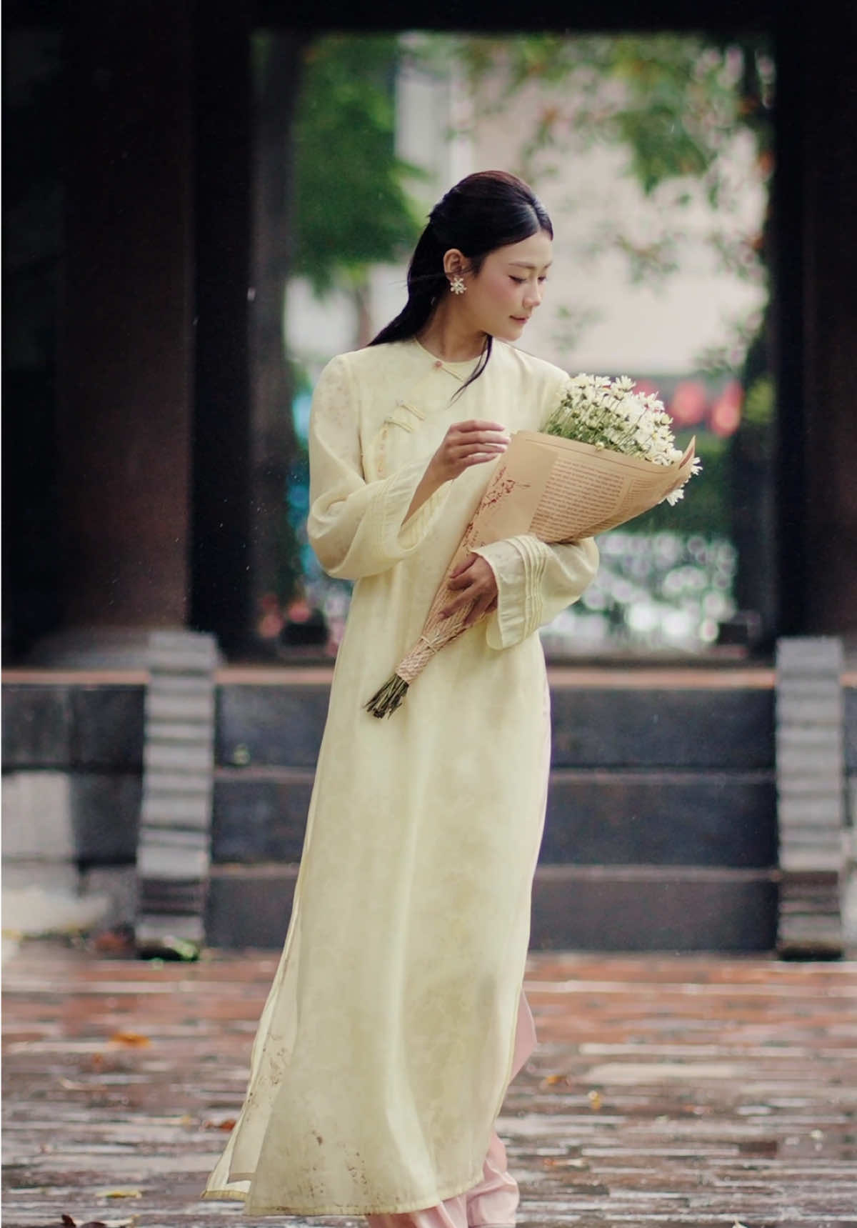 💞 Không chỉ là bộ đồ, đó là “bản giao hưởng” của sự dịu dàng và tự tin. Áo dài – di sản của trái tim Việt. 🇻🇳 #aodai #aodaicachtan #thoitrangnu #cayleodesign #vietnamstyle 