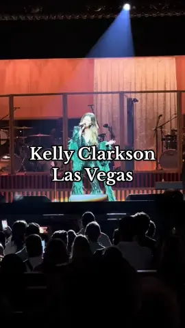 Hearing @kellyclarkson sing a Christmas song live was not on my 2025 bingo card but I’m glad it happened 🥹🎄#KellyClarkson #LasVegas 