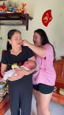 Vàng lên giá cố mà tranh thủ bào nha con . Đầy tháng e trai hoa hậu 🤭🤭#phuonginhanam #giadinhphuongin #hoahauthailan 