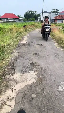 Bantu Up ! Janji dan janji terus nih mau di aspal aparat desa  🤣 jalan desa yg lain udah pada mulus sampe dalem gang juga di aspal 🥱 ini jalan kabupaten rusak terus 😢 izin pak bupati @Dian Rachmat Yanuar lokasi jalan sempong - cipicung desa bojong kec cilimus kab kuningan #kuninganjawabarat #fyppppppppppppppppppppppp #bupatikuningan 