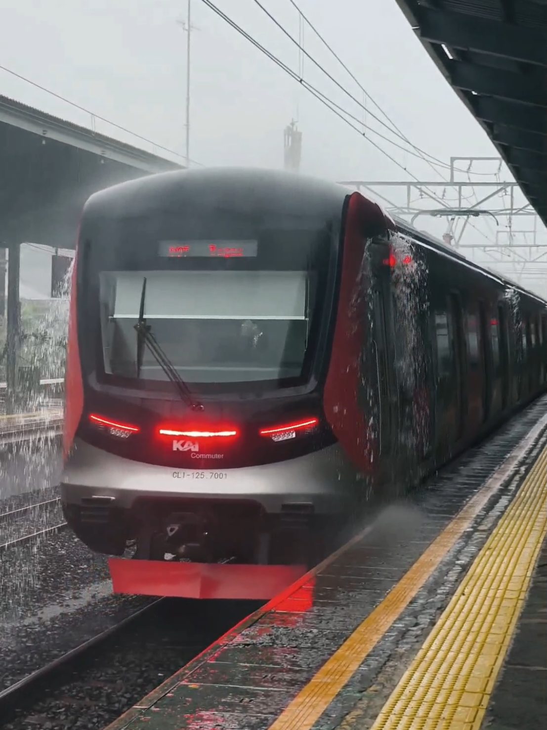 KRL dan Hujan #hujan #krlcommuterline #krl #keretaapi #crrc 