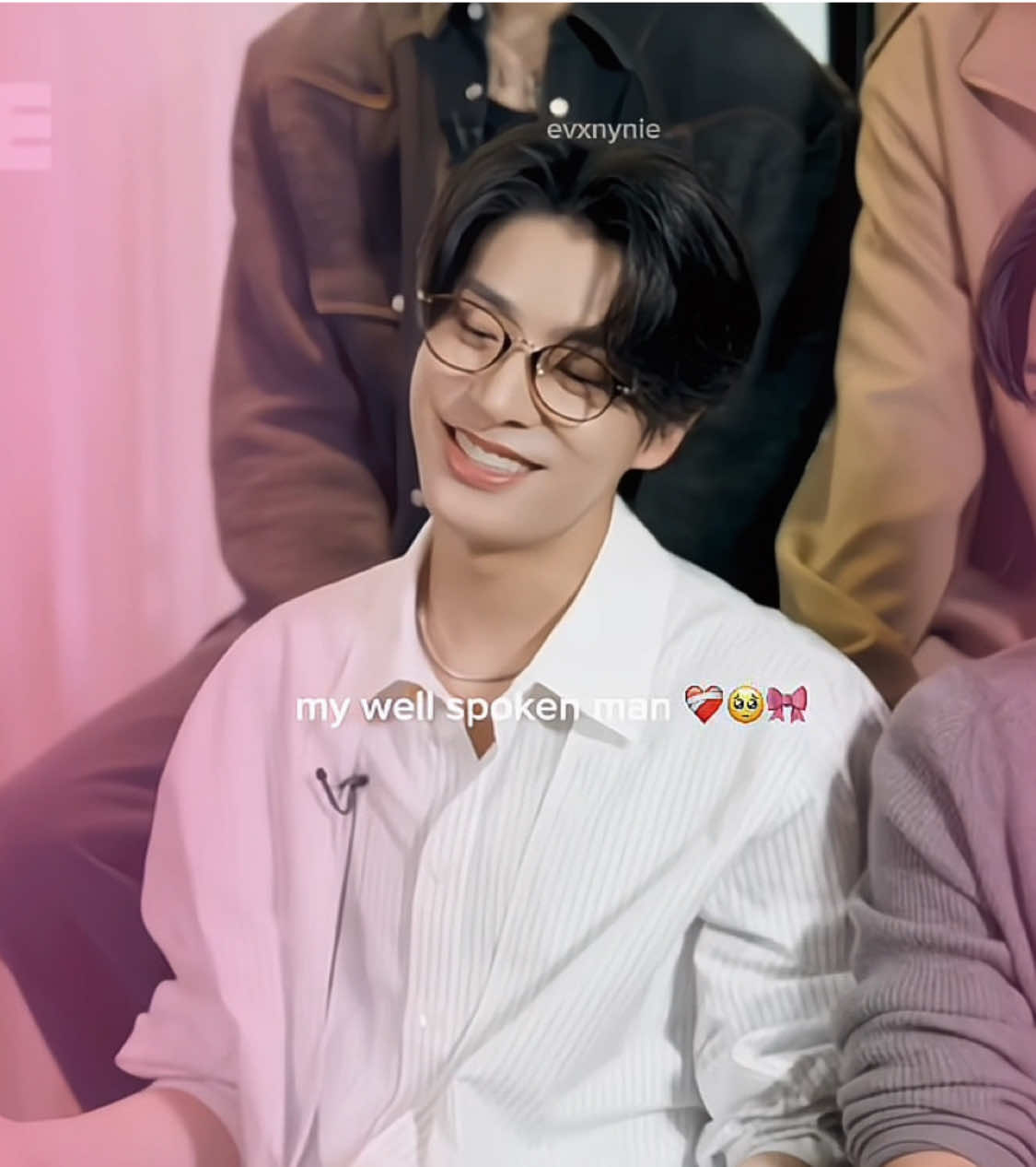 really love the way he always knows what to say with his soft calm voice and it's always the right thing #jake #jakesim #enhypen 