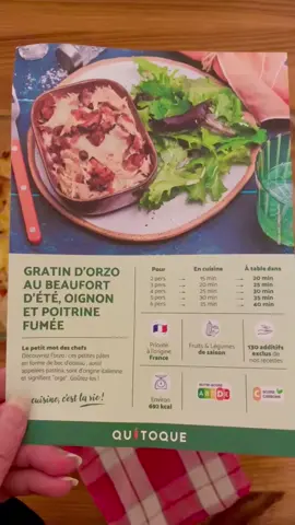 🧀✨ GRATIN D’ORZO AU BEAUFORT D’ÉTÉ, OIGNON ET POITRINE FUMÉE Hello, ☀️ Les vacances, c’est fini pour moi 😅 Il est temps de se remettre au travail pour vous partager plein de nouveautés 🤍 J’avoue que l’algorithme n’a pas été très gentil pendant la pause, j’ai perdu pas mal d’abonnés 😭 Mais je ne me décourage pas, au contraire ! Merci à tous ceux qui sont toujours là, on repart de plus belle avec un plat fondant et réconfortant, prêt en 30 min seulement 😍 Recette signée @quitoque_fr 💛 📋 Pour 4 personnes : 400 g d’orzo 180 g de poitrine fumée 2 oignons 2 gousses d’ail 160 g de crème 120 g de Beaufort d’été râpé 🥣 Préparation : 1️⃣ Fais cuire l’orzo dans une casserole d’eau bouillante salée. 2️⃣ Pendant ce temps, fais revenir la poitrine fumée avec les oignons émincés et l’ail haché. 3️⃣ Égoutte l’orzo, ajoute-le à la poêle avec la crème et la moitié du Beaufort. 4️⃣ Verse le tout dans un plat à gratin, recouvre du reste de fromage et enfourne jusqu’à ce que ce soit bien doré 🧡 🍽️ À servir avec une salade verte pour un repas complet et ultra gourmand ! 💸 Et si toi aussi tu veux tester Quitoque, utilise mon code delfdelice-qtq30 pour obtenir 3 box à -30 € chacune 🤩 #quitoque #recetterapide #gratin #beaufort #orzo     