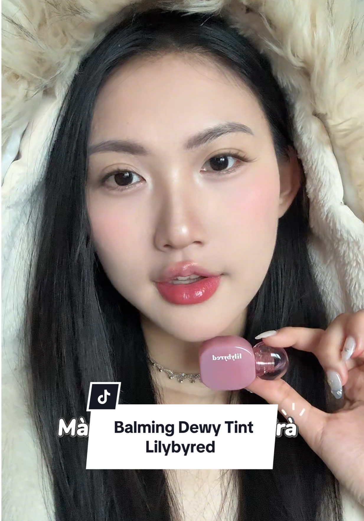 Cái chất son này nó lạ nha, đặc biệt son vừa lì mà lại ẩm môi, nên rất hợp dùng trong mùa thu đông này #lilybyred #balmingdewytint #swatchson 