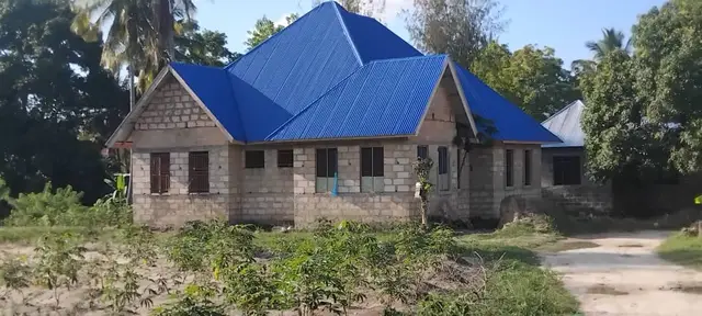 nyumba inauzwa njia ya kama room 4 maste 2 pia Kuna sehem ya fens☎️ nusu dakika kutoka barabarani milioni 55 maongez yapo 0678919610 SEVIS chaj elfu 20