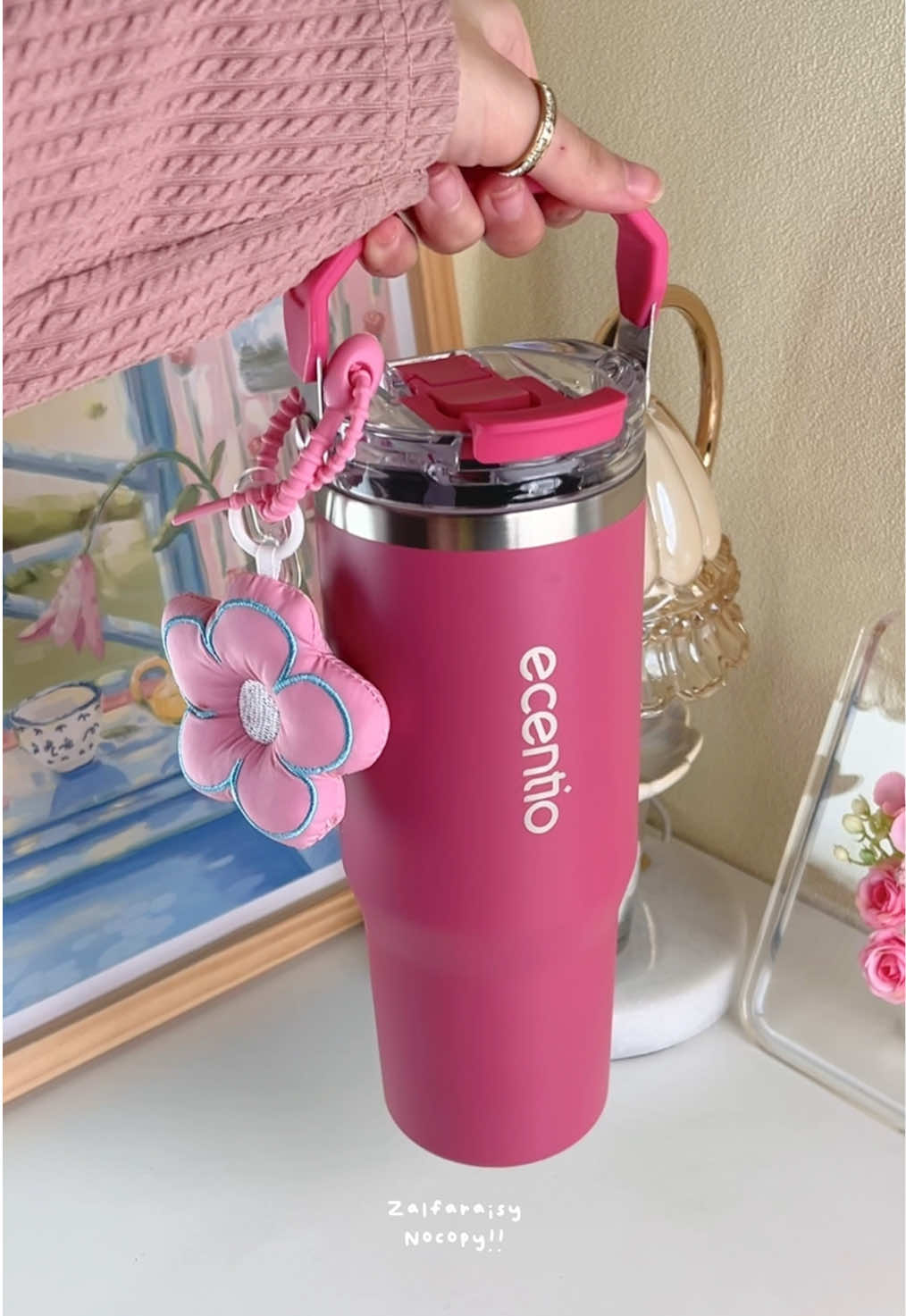 Kemarin siang aku coba simpen es di tumbler nya beneran dong es nya masih ada sampe sekarang 😭🫶🏻✨ • • • #ecentio #tumbler #tumblerstainless #tumbleraesthetic 