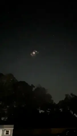 Una joven de #Medellín, #Colombia, grabó con su celular un impresionante destello en el cielo que podría corresponder a la explosión de una supernova visible desde la Tierra.  El fenómeno ocurrió la noche del miércoles 5 de noviembre y mostró una intensa luz que iluminó el cielo por algunos segundos, sorprendiendo a los habitantes del sector.