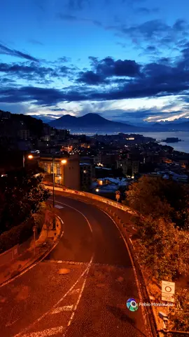 ATTENZIONE! 🚨🚨 L’alba su Napoli crea dipendenza 🥰🥰🥰 #napoli #alba #drone #vesuvio #sunrise 