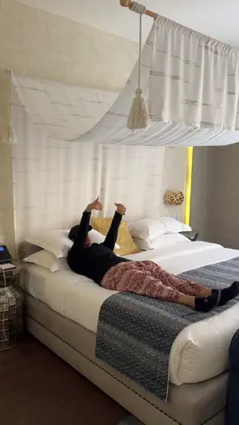 إذا عمرك فوق الأربعين، لا تقومي من السرير مباشرة! 🛏️✨ خذي ٣ دقايق بس حركي جسمك بلطف قبل ما تبدأي يومك، علشان مفاصلك وظهرك يشكروك طول اليوم 💪🌿 #صحة_الاربعين #حركة_صباحية #حركي_جسمك #رفاهية_جسدية #تمارين_مع_براء 