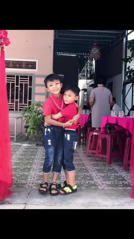 🌷Những khoảng khoắc  đáng yêu  khi còn bé tí Thời gian trôi nhanh thật... Chớp mắt một cái, mọi thứ đã đổi thay. Những điều tưởng như chỉ vừa hôm qua, Giờ đã hóa thành chuyện cũ. Người từng thân nay chẳng còn nói chuyện, Nơi từng đến nay chỉ còn là ký ức. Có những nỗi buồn ta từng khóc cạn nước mắt, Bây giờ nhớ lại... chỉ mỉm cười nhẹ tênh. Cuộc đời là vậy, Có thứ đến rồi đi, có người ghé rồi rời.🌷