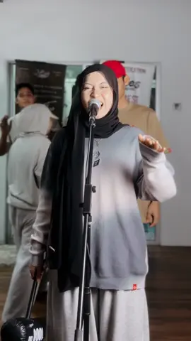 Heyyo gang, happy holiday! Macam biasa, every weekend min akan belanja content content menarik dari Aries Music. Layan dulu Pass The Mic ‘Mama Papa Larang’ gaskeunnn! #Fyp #AriesMusic #AriesMusicPro #PassTheMic 