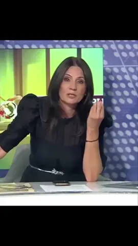 Ce țară lăsăm copiilor și nepoților noștri?🔥 Anca Alexandrescu: „Continuăm să răscolim Bucureștiul pentru a vedea ceea ce politicienii nu văd de 30 de ani.” Ei bine… s-a găsit cine să „rascolească” Bucureștiul 😏 📌 Înainte de 2012 – “duamna” Anca era consilier comunicare PSD: Adrian Năstase (penal)  📌 2012–2015 – Secretar de stat și membră în consilii de stat: Romarm, IOR 📌 2017–2019 – Membră în consilii de administrație: Romaero, Fondul Român de Contragarantare pusă de Dragnea  💬 Șefa de comunicare a lui Liviu Dragnea (penal) 📌 2018–2019 – Consilier Viorica Dăncilă 📌 Colaborări cu Oprescu (penal) – în comunicare 💶 De la Guvern la KazMunaiGaz – 10.000 €/lună cu sprijinul lui Ponta