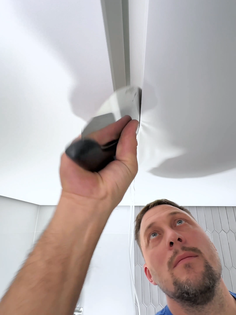 Карниз для шторки в ванной! #монтаж #натяжнойпотолок #випсилинг #потолок #натяжныепотолки #ванная #карниз #visp #stretchceiling #ceiling #renovation #vipceiling 