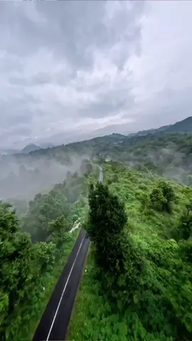 Bunda Indah mengupayakan perbaikan infrastruktur jalan akses menuju puncak B29 #bundaindah #indahamperawati #bupatilumajang #negeridiatasawan #lumajangindah