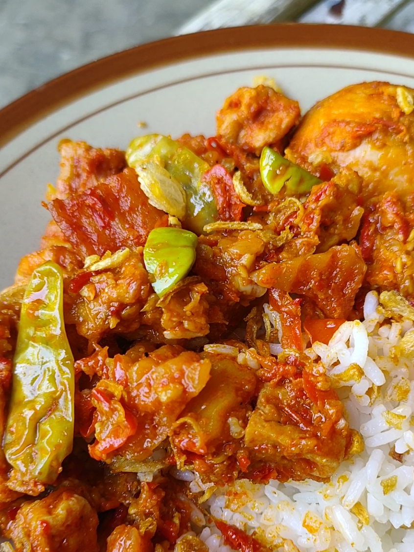 madang gesss 😁 Balado telur + kentang  #menuharian #idemasakanrumahan  #kentangbalado #fypage #nganjukkotaangin 