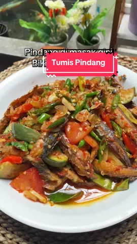 “Tumis Pindang”🍳🌶️ Resepnya 👇 - 6/10 pindang besar - 5 terong bulan - 10 bawang merah (iris) - 6 bawang putih (iris) - cabe hijau & cabe galak (iris)    Sesuai selera - 2 tomat hijau/tomat merah - 2 lmbr daun salam - 2 lmbr daun jeruk - 1 btng serai - 1 sdm saos tiram - 1/2 sdm gula jawa - garam,gula,micin sesuai selera - air 50ml Bumbu Halus:  - 10 cabe merah keriting - 2 saset terasi udang - 5 cabe galak - 1/2 tomat merah Happy Cooking🥰 #resepmasakan #tumispindang  #ikanpindang #menurumahan  #idemasaksimple 