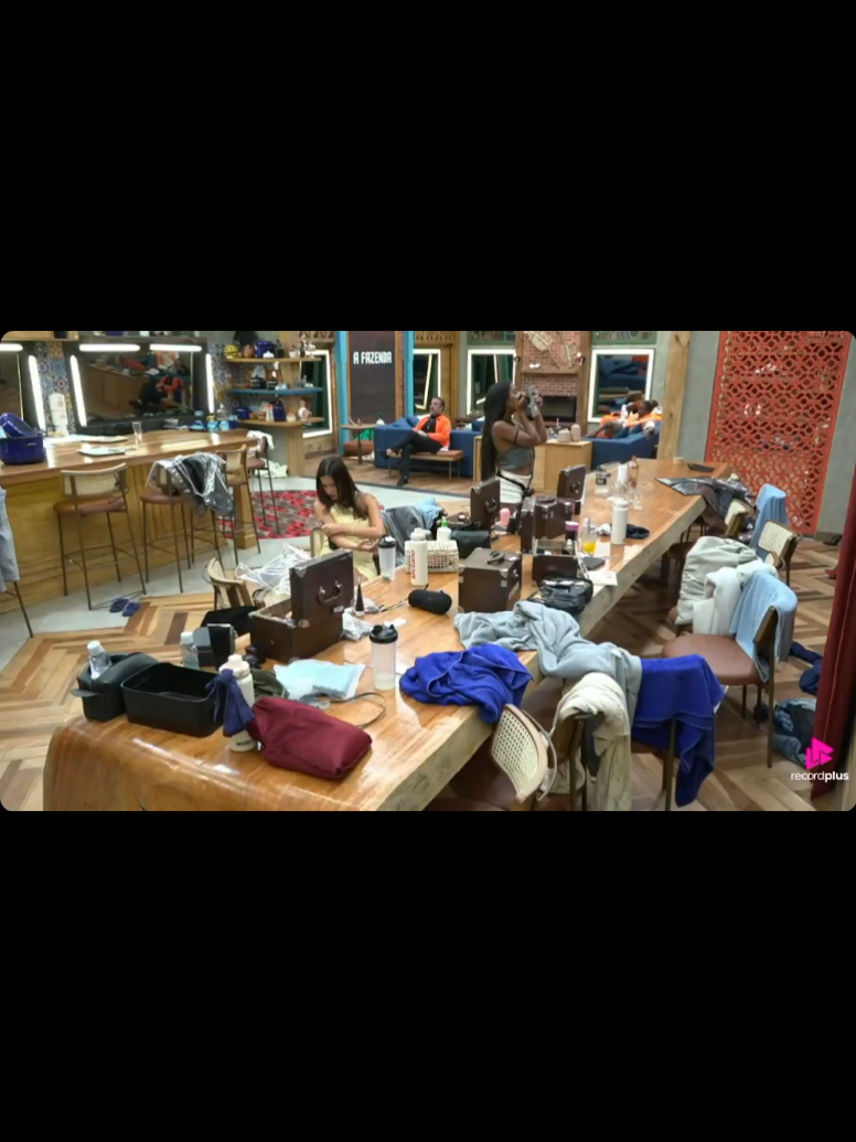 Saory foi mostrar pro Mesquita a c4lcinha da Rayane que também está suj4: 