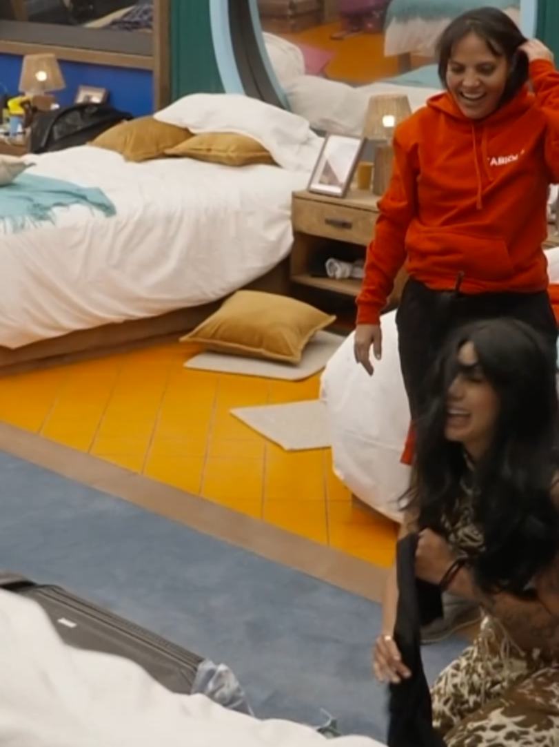 #KimShantal sufre un ataque por parte de #FabiolaCampomanes. 😂😆 Lunes a viernes 9:00 p.m. por #AztecaUNO. Domingo La Gala 8:00 p.m. por Azteca UNO. 📺 #LaGranjaVIP 🌾 Transmisión 24/7 en #DisneyPlus experiencia completa.