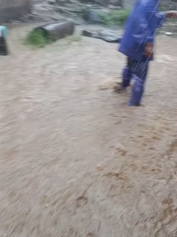 VIDEO WATCH: Flooding hits Inobulan, Salay, Misamis Oriental as heavy rains brought by Typhoon Uwan continue to pour since early this morning. Residents are urged to stay alert and move to higher ground as the typhoon’s wide coverage continues to bring intense rainfall across several areas in Mindanao. 📍Stay safe and monitor official weather updates from PAGASA and your local authorities. Video: James Gomez #TyphoonUwan #MindanaoWeather #FloodAlert #MisamisOriental #UlanPH #WeatherUpdate #Flooding