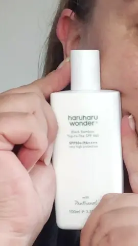 haruharu wonder black bambou SPF 50+ PA++++ Enrichie en extrait de bambou noir et en panthénol, elle hydrate, apaise et protège votre peau des UV. Sa texture fluide pénètre instantanément, sans fini gras, pour une sensation de confort tout au long de la journée. SPF50+ et PA++++, une très haute protection, du visage jusqu’au corps. Haruharu Wonder, la beauté naturelle, protégée. @haruharu wonder  #haruharuwonder 