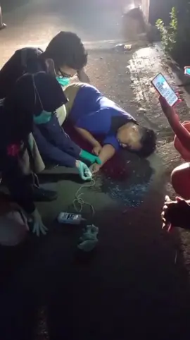 KEJADIAN SADIS! Hansip di Cakung Tewas Tertembak Saat Gagalkan Aksi Curanmor JAKARTA TIMUR, CAKUNG - Dini hari tadi, Sabtu (8/11/2025), terjadi aksi kejahatan yang memilukan di JI. Godong, Jatinegara, Cakung Barat, Jakarta Timur. Seorang anggota Hansip (Pertahanan Sipil) menjadi korban penembakan saat berupaya gagalkan percobaan pencurian kendaraan bermotor (Curanmor). Berdasarkan rekaman CCTV dan informasi yang dihimpun, kejadian naas ini berlangsung sekitar pukul 03.30 WIB. Korban yang sedang berjaga di kampung berhadapan langsung dengan satu pelaku Curanmor yang gagal membavwa kabur motor. Saat berupaya menghentikan pelaku, korban ditembak di bagian perut. Korban dilaporkan meninggal dunia (MD) di tempat. Aksi heroik Hansip ini patut diacungi jempol, namun juga menjadi pengingat betapa berbahayanya aksi Curanmor yang kini tak segan menggunakan senjata api. Pihak kepolisian sudah berada di lokasi untuk melakukan olah TKP dan penyelidikan lebih lanjut untuk memburu pelaku. #viral #fyp #lewatberanda #lewatberandafyp #jakartatimur 