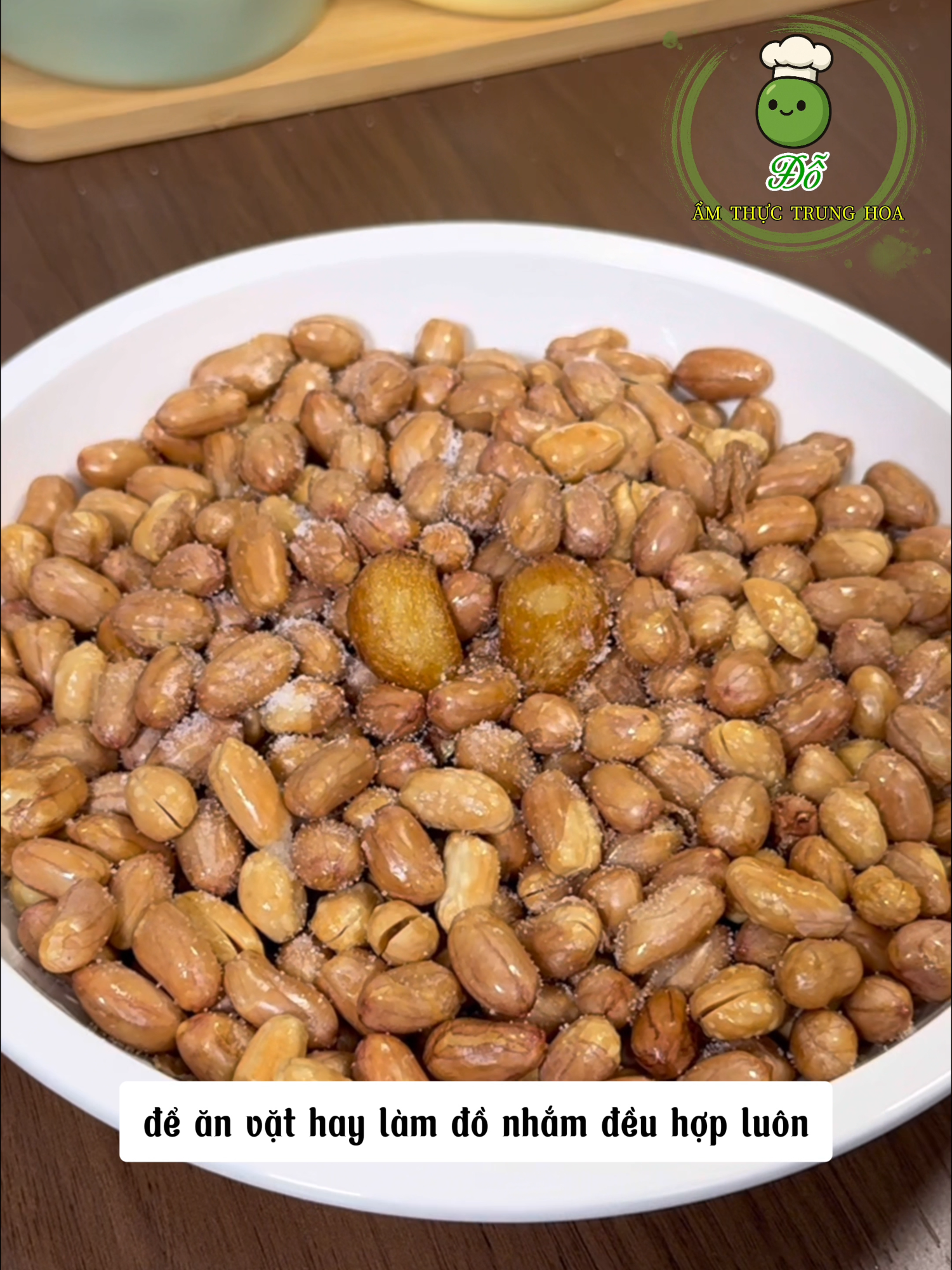 Đậu phộng mà chiên đúng cách thì giòn thơm cực đã, lại sạch sẽ và không hề bị khét 😋 Làm xong để ăn kèm cơm, nhậu nhẹt hay ăn vặt đều hợp luôn. Nghe thì đơn giản nhưng đúng kỹ thuật mới ra chuẩn nha! 🤭🔥 #ĐỗẨmThựcTrungHoa #ĐậuPhộngChiênGiòn #MónNhàLàm #ĂnVặtGâyNghiện