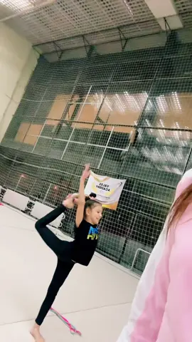 У меня тоже спина болит от стульев #художественнаягимнастика #разминка #гибкость #растяжка #разминка 