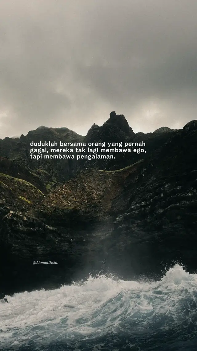 Bahan-bahan📝: 200 gram tepung terigu protein sedang 1 butir telur 150 ml air 100 ml susu cair  5 sendok makan gula pasir (bisa disesuaikan dengan selera) ½ sendok teh soda kue ½ sendok teh ragi instan ½ sendok teh vanila esens ½ sendok teh garam Margarin secukupnya Topping📝: 1.Margarin secukupnya Susu kental manis secukupnya. 2.Meses coklat secukupnya Keju cheddar parut, secukupnya. Cara membuat🥢: 1.Campurkan telur, 3 sendok gula pasir, garam, vanila esens, serta soda kue, kocok menggunakan whisk hingga semua bahan tercampur rata.  2.Masukkan terigu, air, serta ragi instan, kocok kembali semua adonan hingga tercampur rata dan setelah itu istirahatkan adonan selama ± 30 menit. 3.Panaskan teflon dan olesi dengan margarin secukupnya. Lalu tuangkan adonan martabak manis ke dalam teflon. Ratakan hingga ke pinggiran teflon untuk berikan lapisan tengah pada ujung-ujung martabak. Tutup teflon. 4.Ketika martabak sudah setengah matang, buka teflon dan taburi martabak dengan 2 sendok gula pasir atau bisa disesuaikan dengan selera.Tutup kembali teflon dan masak lagi hingga martabak matang sempurna. 5.Angkat martabak yang telah matang dari teflon, olesi dengan margarin secukupnya pada semua permukaan martabak. Untuk topping, taburi martabak dengan meses coklat dan parutan keju, kemudian siram dengan susu kental manis secukupnya. 6.Setelah diberikan topping, martabak bisa dipotong menjadi dua bagian dan ditumpuk saling menutup satu sama lain dan potong martabak manis sesuai selera. Martabak manis teflon siap disajikan. Selamat menikmati & selamat mencoba!!! #katakata #4u #storytime #xzyabc #fyppppppppppppppppppppppp 