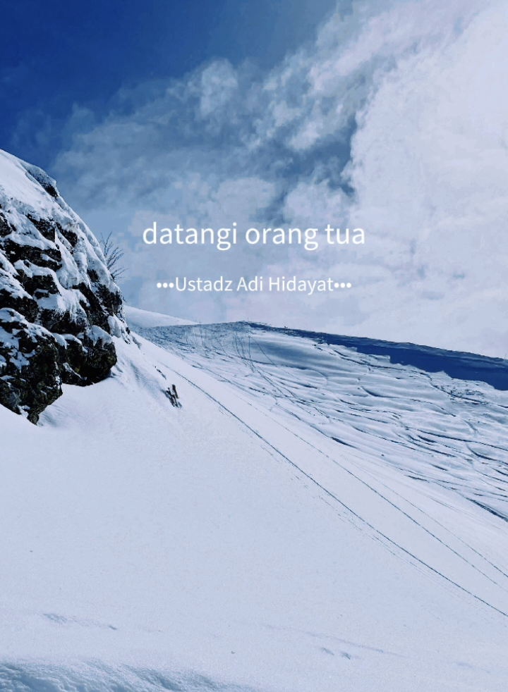 MasyaAllah 🤍✨... Bekerja bukan hanya sekadar mencari uang 💰, tetapi bisa menjadi ibadah yang bernilai tinggi di sisi Allah SWT apabila diniatkan dengan hati yang tulus 💫. Dalam Islam, niat adalah penentu nilai amal — sebagaimana sabda Rasulullah ﷺ: “Sesungguhnya setiap amal tergantung pada niatnya, dan setiap orang akan mendapatkan sesuai dengan apa yang ia niatkan.” 📖 (HR. Bukhari dan Muslim) 🌿 Jadi ketika kita bekerja dengan niat untuk ibadah kepada Allah dan berbakti kepada orang tua, maka setiap keringat yang menetes, setiap langkah yang diambil, dan setiap usaha yang dilakukan akan menjadi pahala yang mengalir tanpa henti 🌈. 🤲 1. Niat Ibadah kepada Allah SWT Bekerja dengan niat ibadah berarti kita menjadikan pekerjaan sebagai jalan mencari ridha Allah 🤍. Kita bekerja dengan jujur 💼, amanah 🤝, tidak curang, dan selalu mengingat bahwa rizki sejati datang dari Allah SWT, bukan semata dari gaji atau jabatan. ➡️ Dengan niat seperti ini, setiap aktivitas kerja akan bernilai pahala — walau sekadar mengetik, mengajar, berdagang, atau membersihkan rumah 🕊️. 💖 2. Niat Berbakti kepada Orang Tua Bekerja juga bisa menjadi wujud nyata cinta dan bakti kepada orang tua 👨‍👩‍👧. Saat kita bekerja keras demi bisa membahagiakan mereka, membantu keperluan mereka, atau membuat mereka tersenyum — maka semua itu adalah amal saleh yang sangat dicintai oleh Allah SWT 🌹. Rasulullah ﷺ bersabda: “Keridhaan Allah tergantung pada keridhaan orang tua, dan kemurkaan Allah tergantung pada kemurkaan orang tua.” 📖 (HR. Tirmidzi) 🌷 Maka, ketika kita bekerja dengan niat untuk membahagiakan orang tua, sesungguhnya kita sedang menjemput ridha Allah SWT 🤍. ✨ Niat yang indah: 🌿 “Ya Allah, aku bekerja hari ini bukan sekadar mencari rezeki, tapi sebagai bentuk ibadah kepada-Mu, dan sebagai cara untuk berbakti kepada kedua orang tuaku. Jadikan setiap langkahku membawa keberkahan dan keridhaan-Mu.” 🤲 🌈 Dengan niat seperti itu, pekerjaan yang biasa menjadi luar biasa di sisi Allah. Bukan hanya menghasilkan rezeki yang halal, tapi juga membawa berkah, ketenangan hati, dan kebahagiaan dunia akhirat 🕊️💞. 💬 Ingat: 🌿 “Niatkan ibadah dalam setiap pekerjaanmu, maka setiap lelahmu menjadi pahala. Niatkan bakti dalam setiap langkahmu, maka setiap rezekimu menjadi berkah.” 🌸 #ceramahpendek #muhasabahdiri #ceramahsingkat #motivasi #ustadzadihidayat 