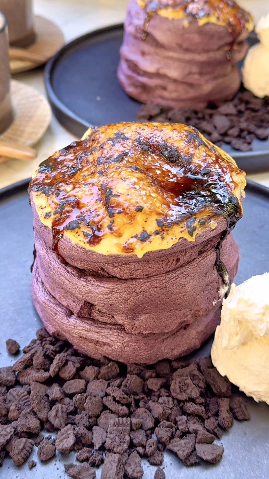 焼き芋ブリュレパンケーキ🍠 焼き芋風味の特製生地にさつまいもカスタードと メープルシロップにつけた角切りのさつまいもを挟み 表面をザラメで焦げ目がつくまでブリュレした 季節限定のパンケーキ🥞 芋のほんのり自然な甘さと香りが 口いっぱいに広がるふわふわ生地に 濃厚クリーミーなさつまいもカスタード しっとりホクホク食感のさつまいもの食感が絶妙にマッチ！ 焼き石をイメージしたオレオクッキーや くちどけの良いホイップバターとの相性もバツグンで味変するのも◎ 超オススメ🤍 📍東京・乃木坂『512 CAFE&GRILL』 焼き芋ブリュレパンケーキ 1980円 #東京カフェ #東京グルメ #japanesefood #tiktokfood 