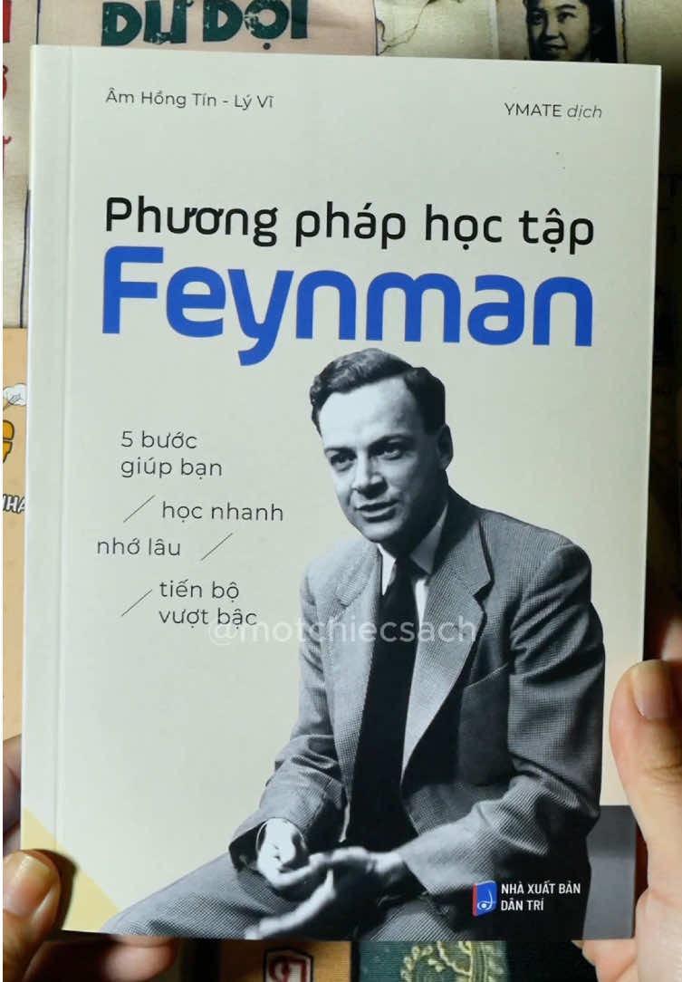 Phương pháp học tập Feynman – cuốn sách giúp bạn học bất cứ điều gì nhanh hơn, hiểu sâu hơn, và nhớ lâu hơn.  Tác phẩm được viết bởi Âm Hồng Tín và Lý Vĩ – hai tác giả đã dày công nghiên cứu về tư duy và phương pháp học tập mà nhà vật lý nổi tiếng Richard Feynman đã áp dụng suốt sự nghiệp của mình.  Họ ngưỡng mộ ông không chỉ vì trí tuệ, mà còn vì khả năng biến những điều phức tạp trở nên đơn giản đến bất ngờ.  Phương pháp Feynman là hành trình bốn bước: chọn một khái niệm, giải thích lại bằng ngôn ngữ đơn giản, phát hiện lỗ hổng, rồi chỉnh sửa cho đến khi thật rõ ràng.  Đó không chỉ là phương pháp học, mà còn là cách để rèn tư duy – học sâu, nghĩ kỹ, và hiểu thật.  Nếu bạn từng thấy mình học mãi mà không nhớ, đọc mãi mà không hiểu, hãy thử “phương pháp Feynman” – biết đâu, bạn sẽ học lại cách học của chính mình.  #motchiecsach #BookTok #sachhay #reviewsach #phuongphaphocTapFeynman 