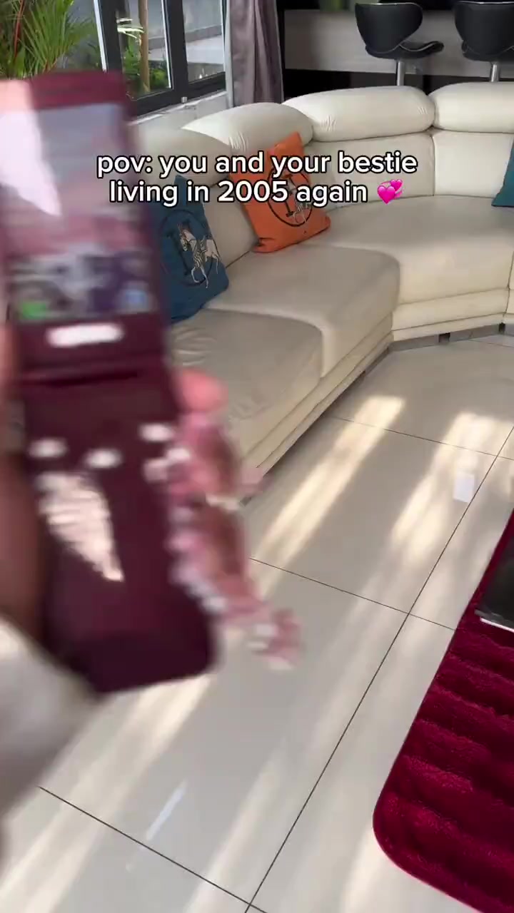 This phone is so nostalgic!#flipphone #retro #y2k #USA #USShopping #USTrend