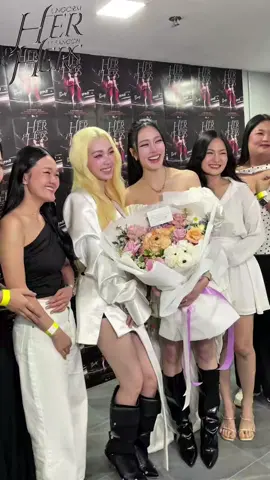 OP: Lucu banget. Teman-teman P'Ling datang untuk mengejutkannya di fan-con. Dia nangis... Aku ikut senang banget untuknya. Acaranya besar banget, dan orang-orang yang sayang sama dia juga bisa datang dan merayakannya... manis banget 🥺 LINGORM DIA DAN MILIKNYA FANCON #LingOrm1st_ImpactFANCON #linglingkwong #ormkornnaphat #lingorm #fyp 